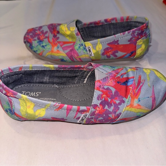 TOMS Women’s Slip-On Shoes Grey with Birds of Paradise Floral Design Summer 7.5 - Picture 5 of 6
